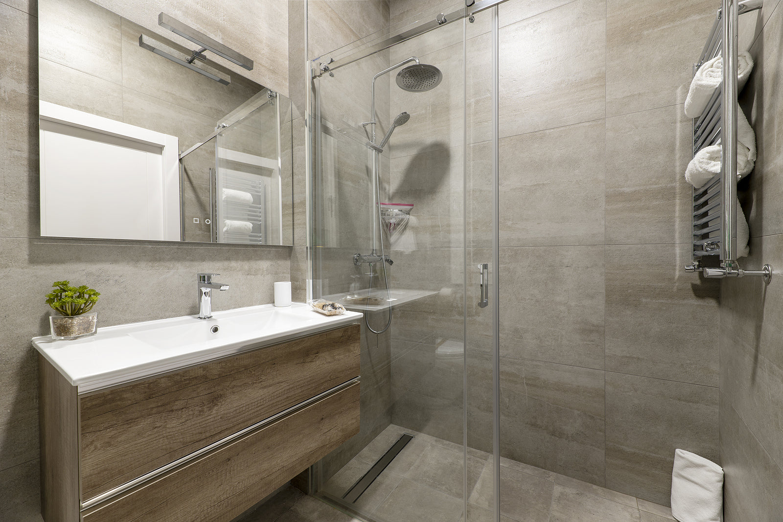 shower glass brackets - Bathroom with imitation marble tiles